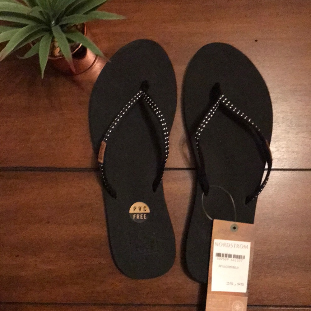 NWT Reef Slim Ginger Stud Sandals in Black